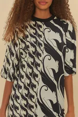 Vestido estilo camiseta de viscosa con estampado de panteras en blanco y negro, corte holgado y manga corta.