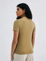 Remera gris de corte clásico, con cuello en V y mangas cortas.