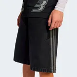 Short de jean negro de corte amplio, con bolsillos laterales y traseros. Presenta las tres tiras características de Adidas en los laterales.