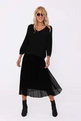 Conjunto de sweater marrón de punto con falda midi plisada de tul color marrón.