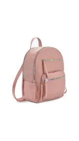 Mochila color beige de tafeta con doble apertura superior con cierre y tiradores metálicos. Incluye bolsillos internos, tres bolsillos con cierre metálico al frente y uno posterior. Asa corta de mano y correas para la espalda regulables.
