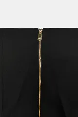 Shorts color crudo de tiro alto con pinzas en delantero y espalda. Cierre trasero con cremallera metálica a contraste.