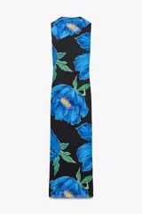 Vestido largo de tejido fluido con estampado floral azul sobre fondo negro. Tiene cuello subido con frunces y lazada, espalda descubierta, forro interior y abertura lateral en el bajo.