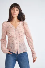 Blusa de dama de manga larga abullonada con estampado floral y botones frontales, en color rosado.