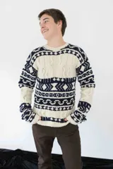 Sweater de punto color crema con diseño geométrico en azul marino.