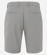 Bermuda de hombre color gris claro, corte slim, con trabillas en la cintura, cierre con botón y cremallera, lazo interno, bolsillos delanteros y traseros, y tejido texturizado.