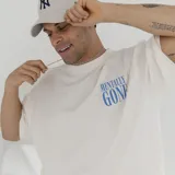 Remera gris de algodón con diseño gráfico en la espalda y corte holgado.