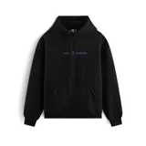 Canguro negro con capucha y bolsillo delantero tipo canguro. Estampado pequeño en el pecho con el logo de la marca en color celeste.