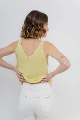 Musculosa tejida color azul eléctrico con hilo brillante, escote en “V” delantero y trasero.