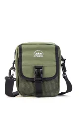 Morral verde militar con cierre, bolsillo delantero con presilla y broche de plástico, bolsillos internos y correa larga regulable.