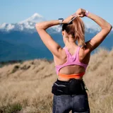 Riñonera unisex negra marca Merrell, modelo Yukon Trail Belt, ideal para trail running. Tiene capacidad de 2 litros, ajuste elástico y cuatro bolsillos exteriores con cierre.
