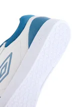 Championes urbanos Umbro Max, color blanco con detalles en negro y logo de la marca en el lateral.