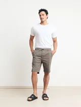 Bermuda color verde medio, con bolsillos laterales y traseros.