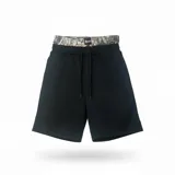 Bermuda negra de corte recto, con cintura elástica con cordón de ajuste y estampado de camuflaje.