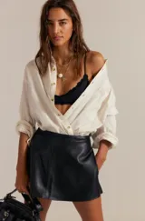 Minifalda negra de cuero sintético.