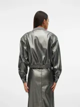 Campera bomber plateada de cuero sintético con cuello, puños y cintura elastizados.