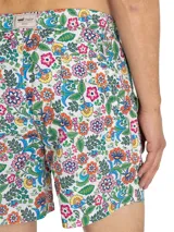 Short de baño celeste con estampado de caballitos de mar rosados. Tiene cintura elástica con cordón ajustable, bolsillos laterales y traseros.