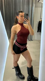 Top de lycra color bordó, con cuello halter y espalda descubierta.