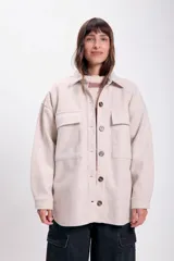 Sobrecamisa beige de paño con cuello clásico, cierre frontal con botones a tono, dos bolsillos de parche en el pecho y corte holgado.