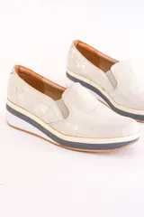 Slip-on deportivos de cuero color marrón con estampado de piel de cocodrilo, suela de goma blanca y plantilla acolchada.