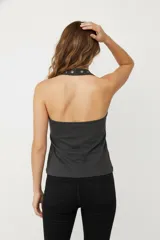 Musculosa blanca de algodón con cuello halter y detalle de ojales metálicos.