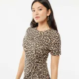 Vestido corto de manga corta con estampado animal print en tonos beige y marrón. Presenta un nudo drapeado en la parte delantera.