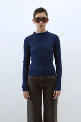 Top azul marino de tejido de punto acanalado con cuello alto y lurex.