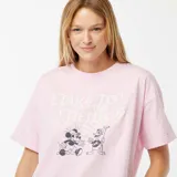 Camiseta rosa de manga corta con cuello redondo y estampado de Mickey Mouse y Goofy con la frase "Take to the fields".