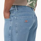 Pantalón de jean celeste, corte recto, con doble refuerzo en las rodillas y bolsillos laterales.