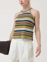 Remera sin mangas tejida al crochet con hilo de algodón orgánico a rayas horizontales de diferentes colores.