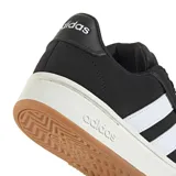 Championes Adidas Grand Court Alpha de cuero sintético negro con las tres tiras laterales blancas y suela blanca con base marrón.