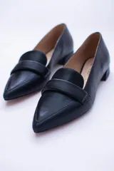 Mocasines color cobre con puntera fina y detalle de antifaz.