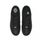 Zapatillas Nike Air Force 1 '07 de cuero negro, con suela de goma y logo de Nike en los laterales.
