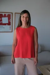 Musculosa de color rojo vibrante, con cuello redondo y corte recto y holgado.