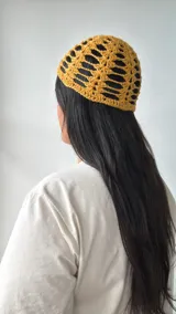 Gorro tipo bandana color amarillo mostaza, tejido al crochet con diseño calado.