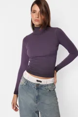 Top manga larga color morado, de morley, ajustado al cuerpo, con cuello alto y teñido degradado en las terminaciones.