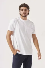 Tshirt blanca de algodón con bolsillo en el lado izquierdo del pecho, de corte regular.
