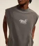 Musculosa sin mangas de algodón con cuello redondo en rib, bajo cortado a hilo y efecto desteñido. Presenta un estampado central con lettering en blanco.