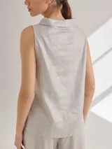 Top negro sin mangas con cuello drapeado y corte holgado.