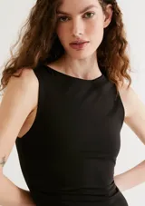 Vestido corto marrón sin mangas, de corte ajustado.