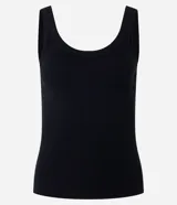 Musculosa negra de rib de algodón, con escote redondo.