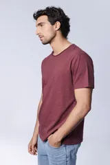 Remera marrón de corte clásico y mangas cortas.