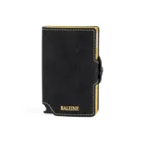 Billetera doble de cuero negro con doble caja de aluminio para tarjetas, con capacidad para 10 tarjetas y 2 adicionales en los bolsillos laterales. Cuenta con tecnología RFID, espacio para libreta de conducir y sección interna para billetes.