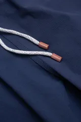 Short de baño azul marino con cintura elástica y cordón regulable, protección UV50, patch con logo Polonio, dos bolsillos laterales y trasero con cierre, suspensor de malla fina hipoalergénico, cómodo y reforzado, resistente al cloro, protectores solares y aceites.