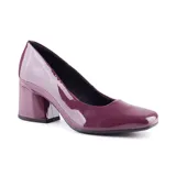 Zapato de vestir negro charol con taco bloque y punta cuadrada.