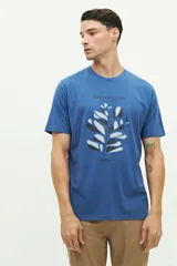 Remera azul con estampado de hojas en blanco y negro, corte clásico y mangas cortas.