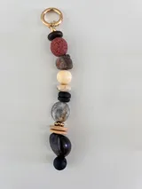 Charms elegantes y versátiles hechos con piedras naturales, ideales para personalizar carteras, llaveros o mochilas.