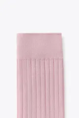 Calcetines de color rosa con diseño acanalado.