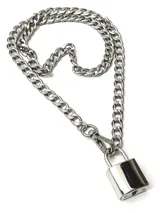 Collar plateado de cadena gruesa con dije de candado rectangular.