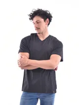 Remera negra de corte clásico con cuello en V y mangas cortas.